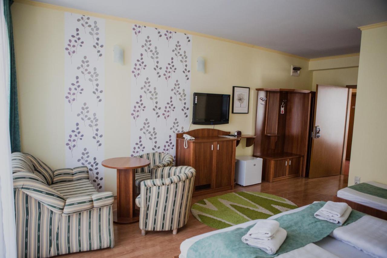 Wolf Hotel Sarvar Exterior photo